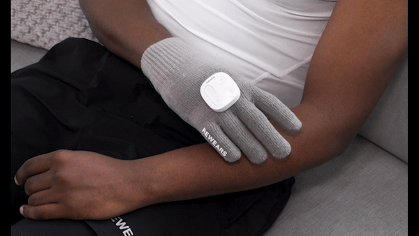 massage-electrostimulation-ems-douleur-bras-coude-rewears